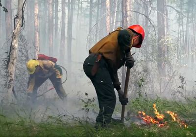  الحماية الجوية الروسية توضح حقيقة تقلص حرائق الغابات بسيبيريا.. (صور)