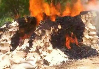 مليشيا الحوثي تحرق قرابة 100 طن من المساعدات الغذائية