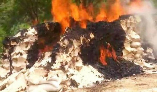 مليشيا الحوثي تحرق قرابة 100 طن من المساعدات الغذائية