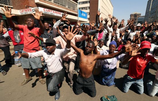 احتجاجًا على السياسات الاقتصادية.. تفريق مظاهرة احتجاجية بزيمبابوي