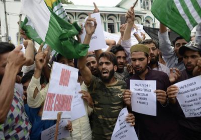 كشمير تحت الحصار.. صدامات بين الشرطة الهندية ومئات المتظاهرين