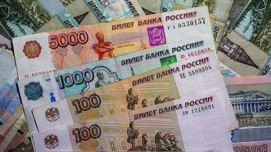 "الروبل الروسي" يواصل نزيف الخسائر بسبب اضطرابات الأسواق العالمية
