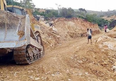 بدعم إماراتي.. تأهيل وترميم طريق دعرهو بسقطرى