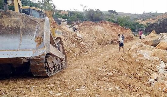 بدعم إماراتي.. تأهيل وترميم طريق دعرهو بسقطرى