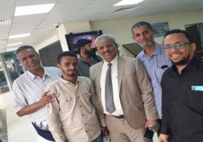 محافظ لحج يغادر البلاد