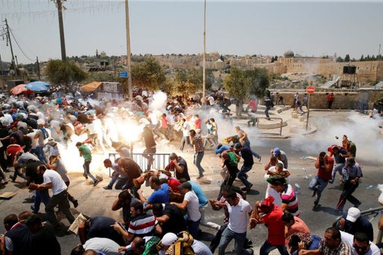 إصابة 33 فلسطينيًا في مواجهات مع الاحتلال الإسرائيلي بالعيزرية