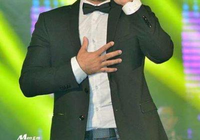 (صورة).. تامر حسني يحتفل بعيد ميلاده برفقة زوجته وأصدقائه