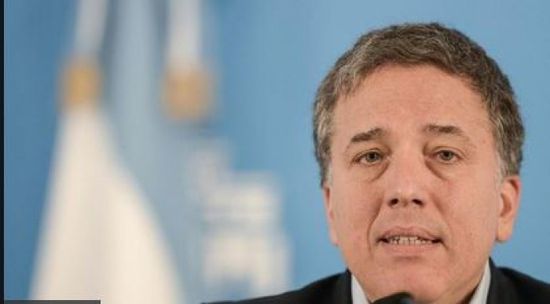 الأزمة الاقتصادية تُقصي وزير المالية الأرجنتيني