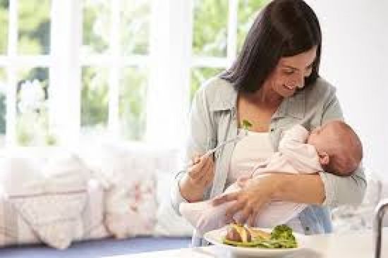 تحذيرات طبية من الحمية الغذائية خلال الرضاعة الطبيعية