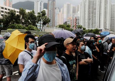 في ملاعب كرة القدم وسط الأمطار..احتجاجات مناهضة للحكومة بهونج كونج