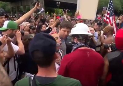 خلال مظاهرات لأنصار اليمين.. اعتقال 13 شخصًا في أوريغون الأمريكية ( فيديو )