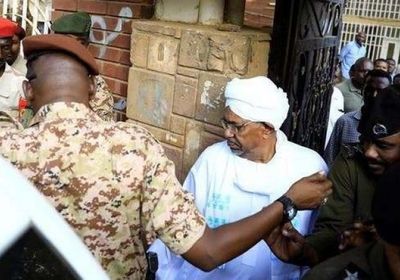 عاجل.. وصول الرئيس السوداني المعزول عمر البشير إلى مقر محاكمته