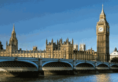 شاهد.. احتشاد الجنوبيين أمام مبنى الحكومة البريطانية في لندن