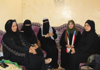 في لفتة إنسانية..فريق من الأمانة العامة بالانتقالي يزور أم الشهداء الثلاثة بعدن