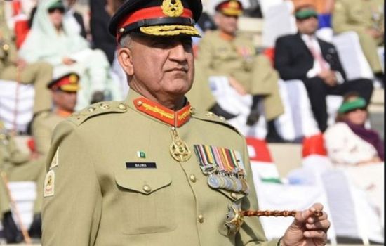 بعد أزمة كشمير وطالبان.. رئيس وزراء باكستان يُبقي قائد الجيش3 سنوات