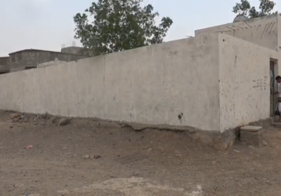 إصابة امرأة جراء قصف المليشيات الحوثية منازل المواطنين في حيس بالحديدة (فيديو)