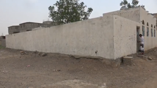 إصابة امرأة جراء قصف المليشيات الحوثية منازل المواطنين في حيس بالحديدة (فيديو)