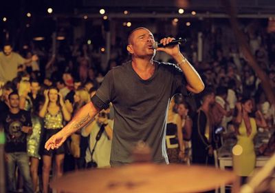 عمرو دياب يروج لأغنيته الجديدة (صورة)