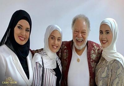 بعد اعتزالها الفن.. شاهد جيهان نصر وابنتاها بصحبة يحيى الفخراني 