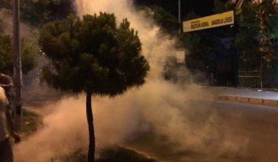 تركيا تطلق مدافع المياه والغاز المسيل للدموع لتفريق متظاهرين معترضين على مسئولين
