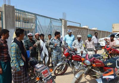 حملة أمنية موسعة لضبط الدراجات النارية المخالفة في قلنسية بسقطرى (صور)