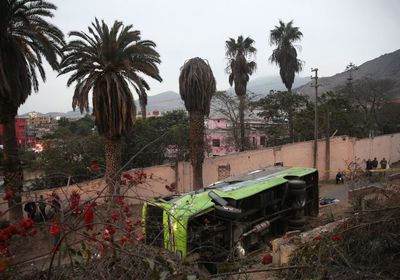 الصين.. مصرع وإصابة 44 شخصًا في انزلاق حافلة سياحية 