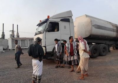 الشعيبي يشرف على وصول مادة الديزل لمحطات الكهرباء بلحج (صور)