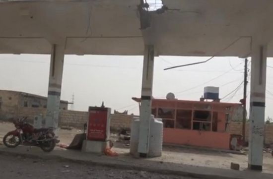 مليشيات الحوثي تقصف محطة للمشتقات النفطية في حيس بالحديدة (فيديو)