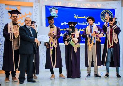برعاية الانتقالي.. تخريج دفعة جديدة من كلية الاقتصاد والعلوم السياسية بعدن(صور)