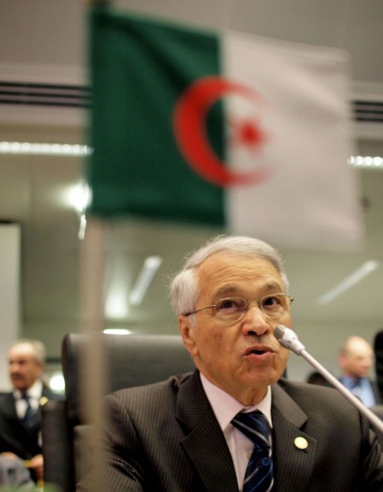 المحكمة العليا الجزائرية تصدر مذكرة قبض دولية لـ وزير النفط الأسبق