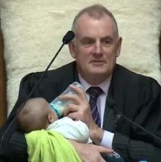 رئيس البرلمان النيوزيلندي يحمل حفيده خلال جلسة برلمانية (صور) 