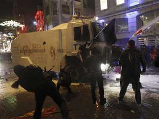  اعتقال 26 محاميا لخرجوهم في تظاهرة بمدينة إزمير التركية