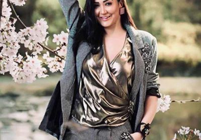 غادة عبدالرازق تنشر صورها وسط الزهور في جلسة تصوير جديدة 