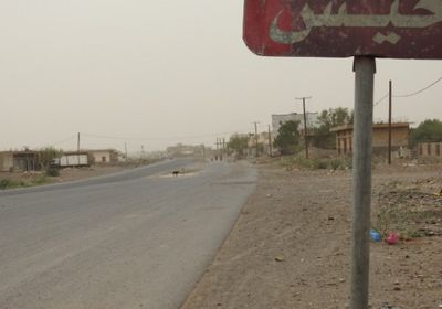 بالمدفعية الثقيلة..مليشيات الحوثي تقصف مواقع القوات المشتركة في حيس