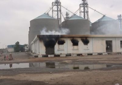 شاهد.. استهداف حوثي جديد لمطاحن البحر الأحمر بالحديدة