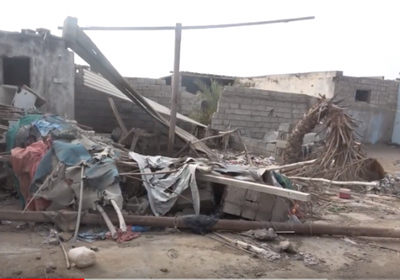 المليشيات الحوثية تُدمر منازل المواطنين في حي منظر بالحديدة (فيديو)