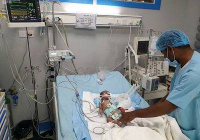 فريق طبي سعودي ينقذ طفلة يمنية من الموت