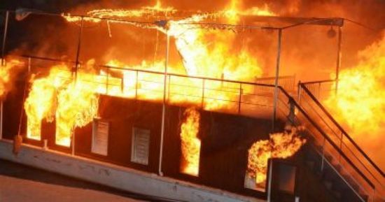 وكالة البحث الإندونيسية: لازلنا نبحث عن 30 شخص مفقودين إثر حريق مركب