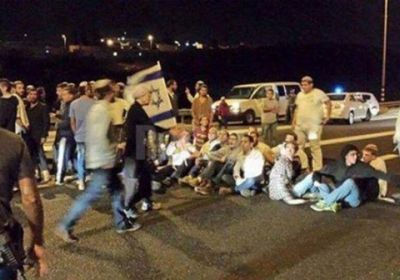 مستوطنون إسرائيليون يغلقون شوارع نابلس ويرشقون سيارات الفلسطينيين بالحجارة