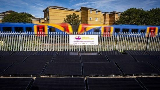 بريطانيا تُطلق أول قطار يعمل بالطاقة الشمسية في العالم (صور)
