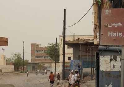 قناص حوثي يصيب امرأة مُسنة برصاصة في حيس