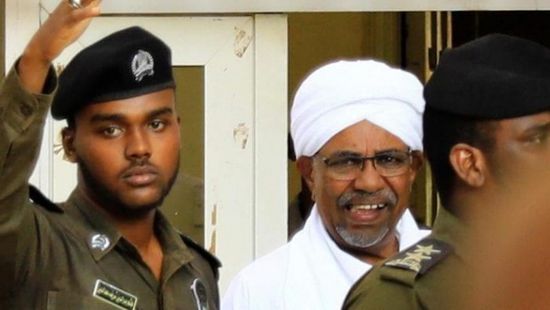 وصول الرئيس السوداني المخلوع عمر البشير إلى مقر محاكمته