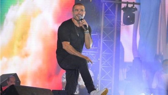 بحضور نجوم الفن.. عمرو دياب يتألق في حفله بالعلمين (فيديو)