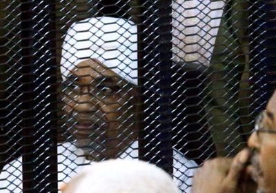 شاهد.. الصور الأولى للرئيس السوداني عمر البشير بقفص الاتهام