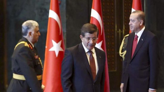 داود أوغلو مهاجمًا أردوغان: يحجب الديمقراطية ولا يحترم شعبه