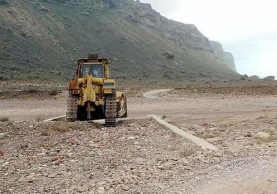 بدعم إماراتي.. انطلاق أعمال تأهيل طريق "محفرهين - نوجد" بسقطرى