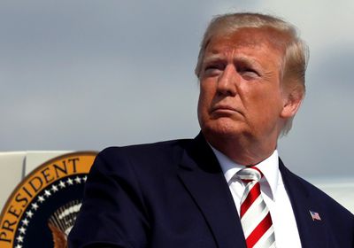 ترامب يقترح إلقاء قنابل نووية على الأعاصير