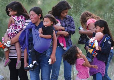 بسبب احتجاز أطفال المهاجرين.. 20 ولاية أمريكية يقاضون ترامب