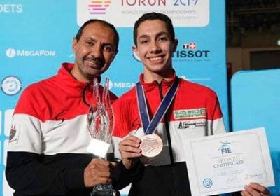 "محمد حمزة" لاعب منتخب مصر للسلاح يتوج بالميدالية البرونزية