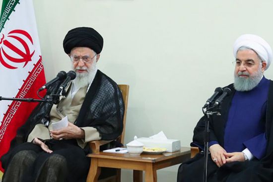 روحاني يطالب المرشد الإيراني بعدم التدخل في شؤون حكومته